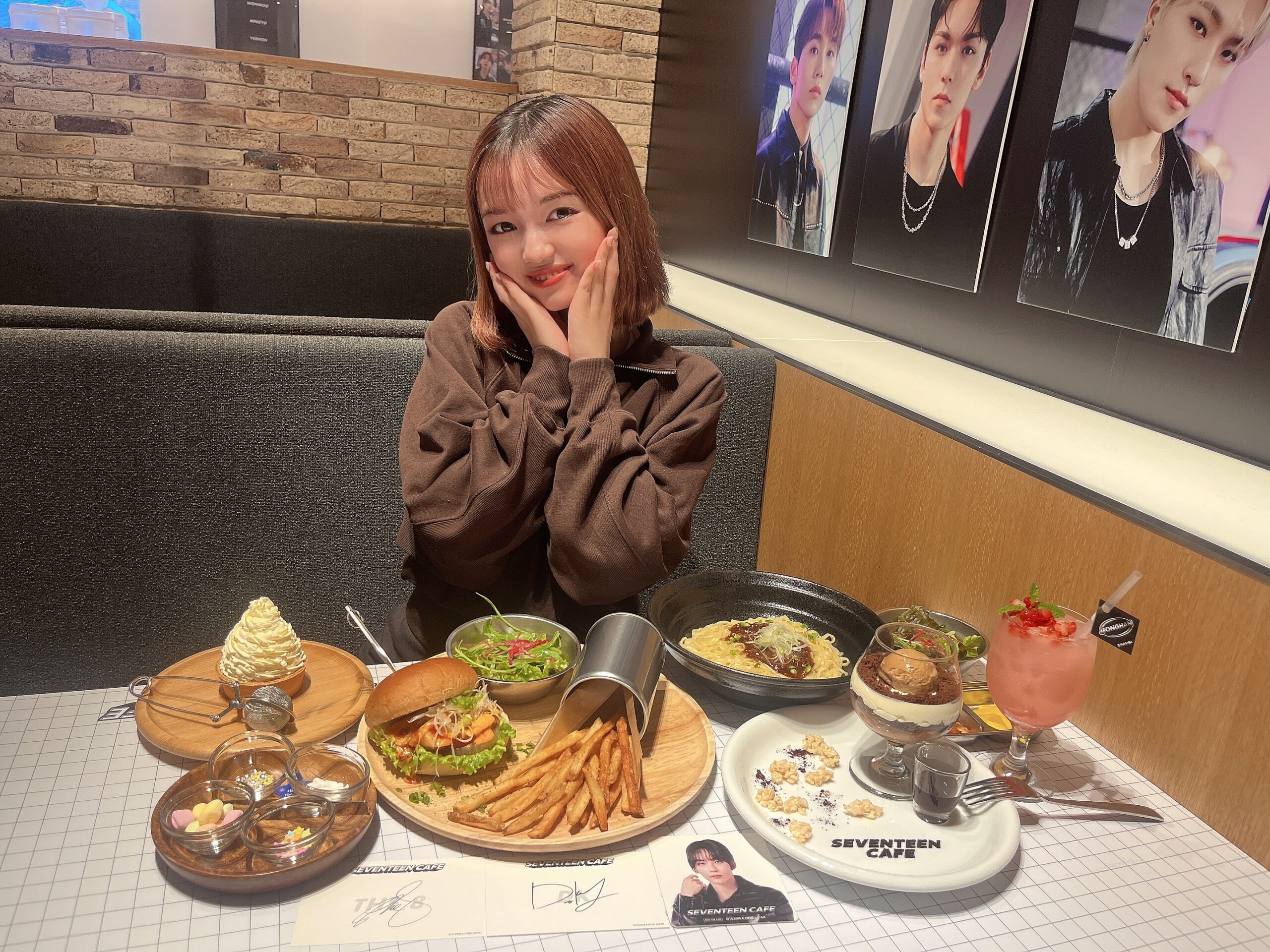 テーマカフェ「SEVENTEEN CAFE 2023 ～FUTURE IN THE PAST～」が開催中